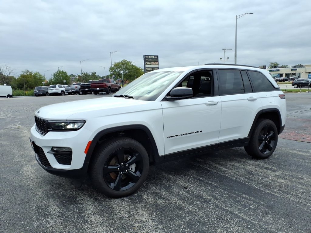 Used 2025 Jeep Grand Cherokee Limited w/ Black Appearance Package AWD/4WD image 5