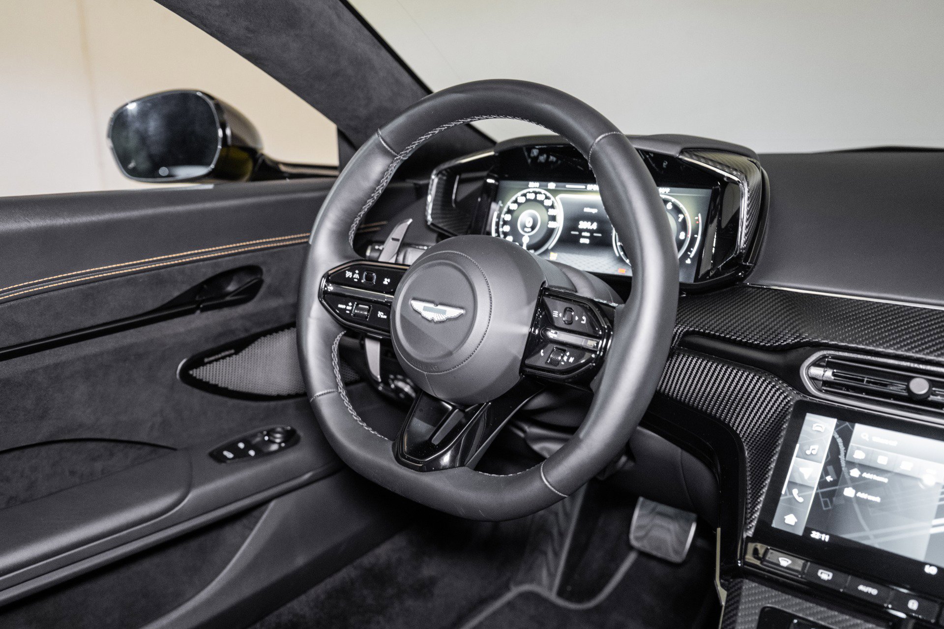 Used 2025 Aston Martin V8 Vantage Coupe image 19