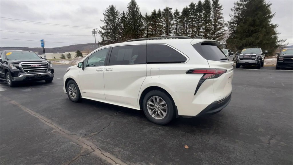 Used 2021 Toyota Sienna XLE image 6