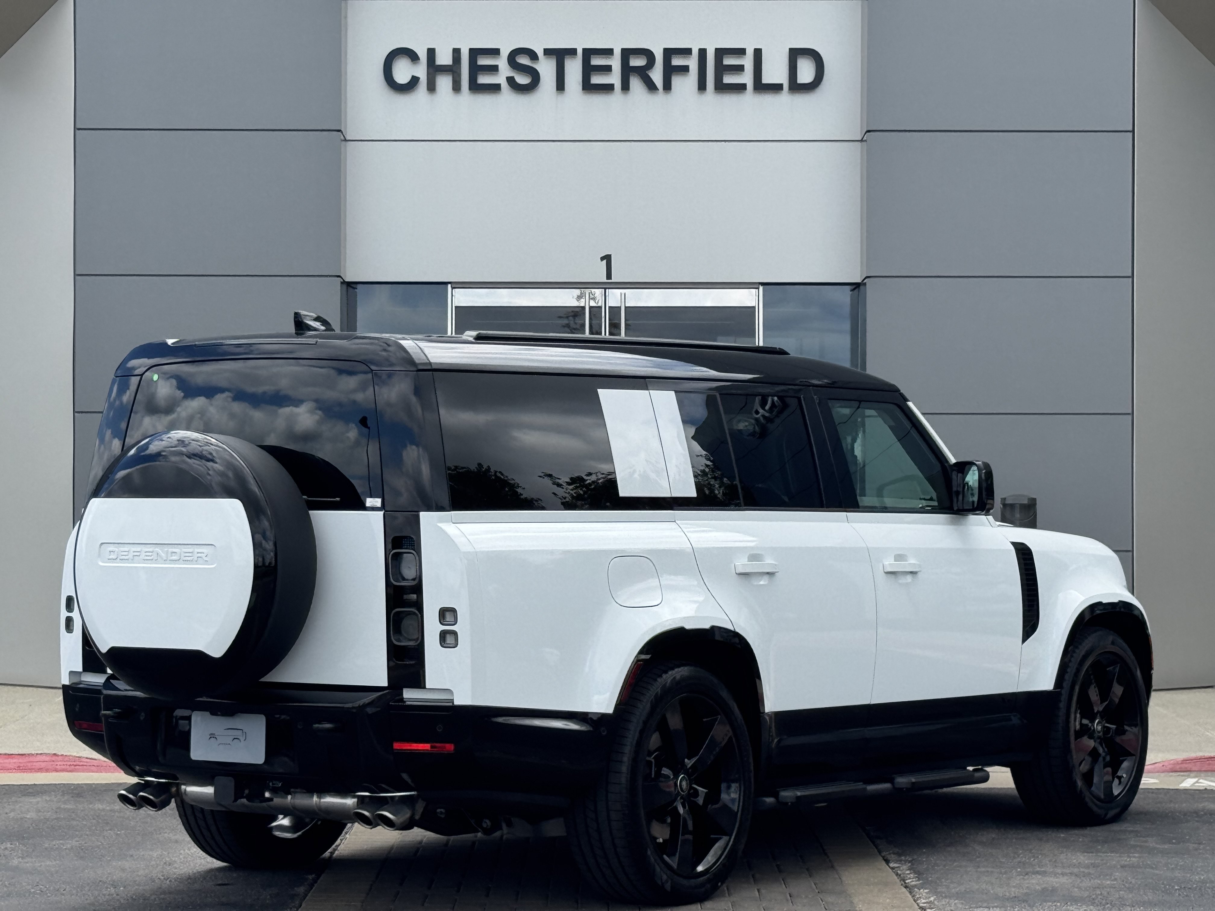 Used 2025 Land Rover Defender 130 V8 AWD/4WD image 2