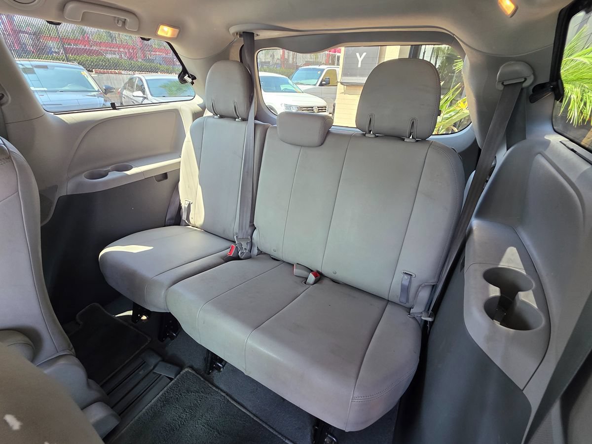 Used 2019 Toyota Sienna XLE w/ XLE Navigation Package FWD image 26