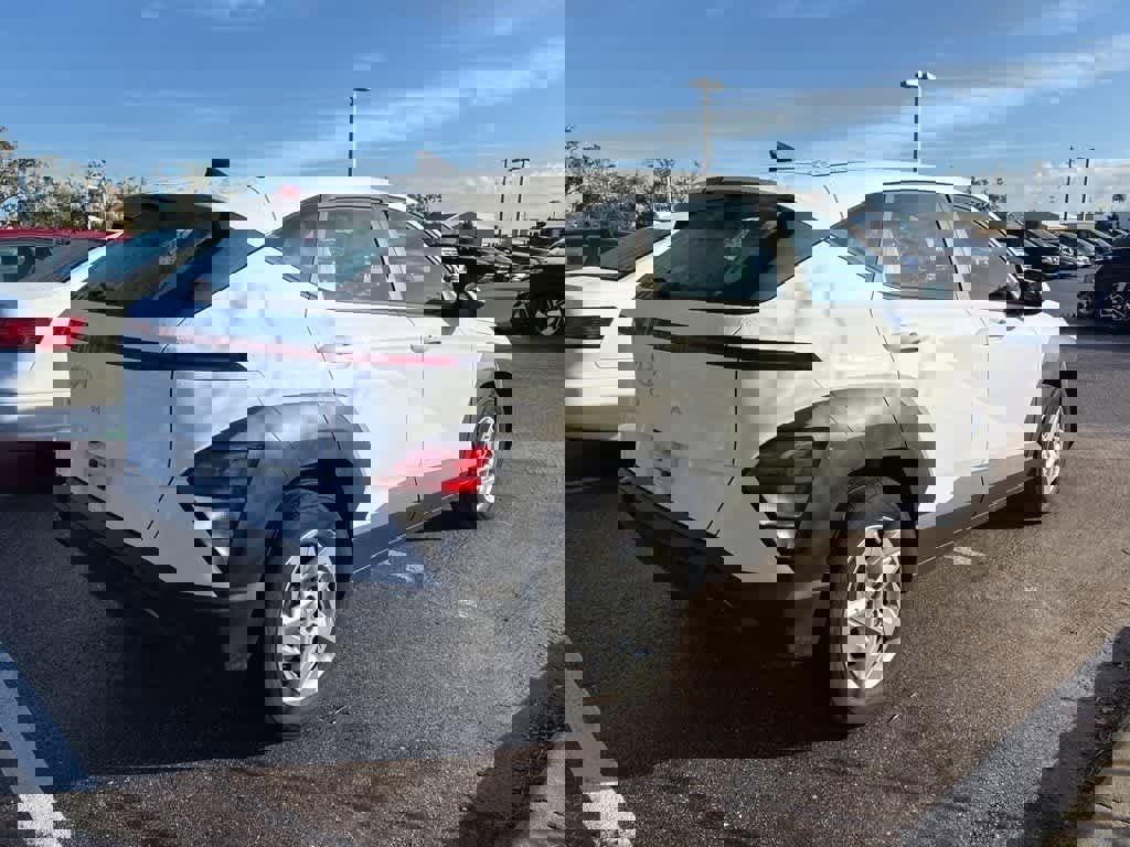 Used 2024 Hyundai Kona SE image 3