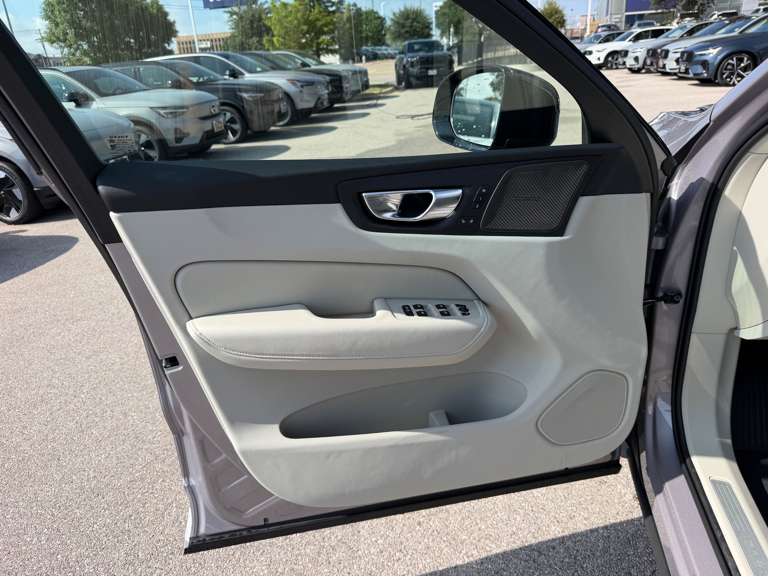 New 2026 Volvo XC60 T8 Ultra w/ Climate Package AWD/4WD image 17