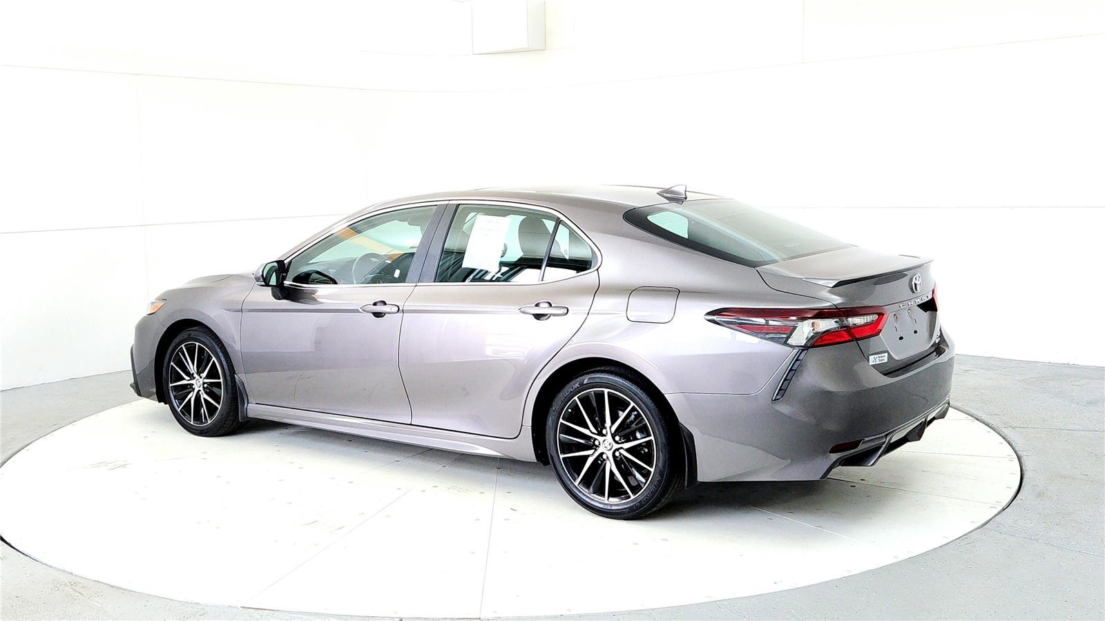 Used 2023 Toyota Camry SE image 4