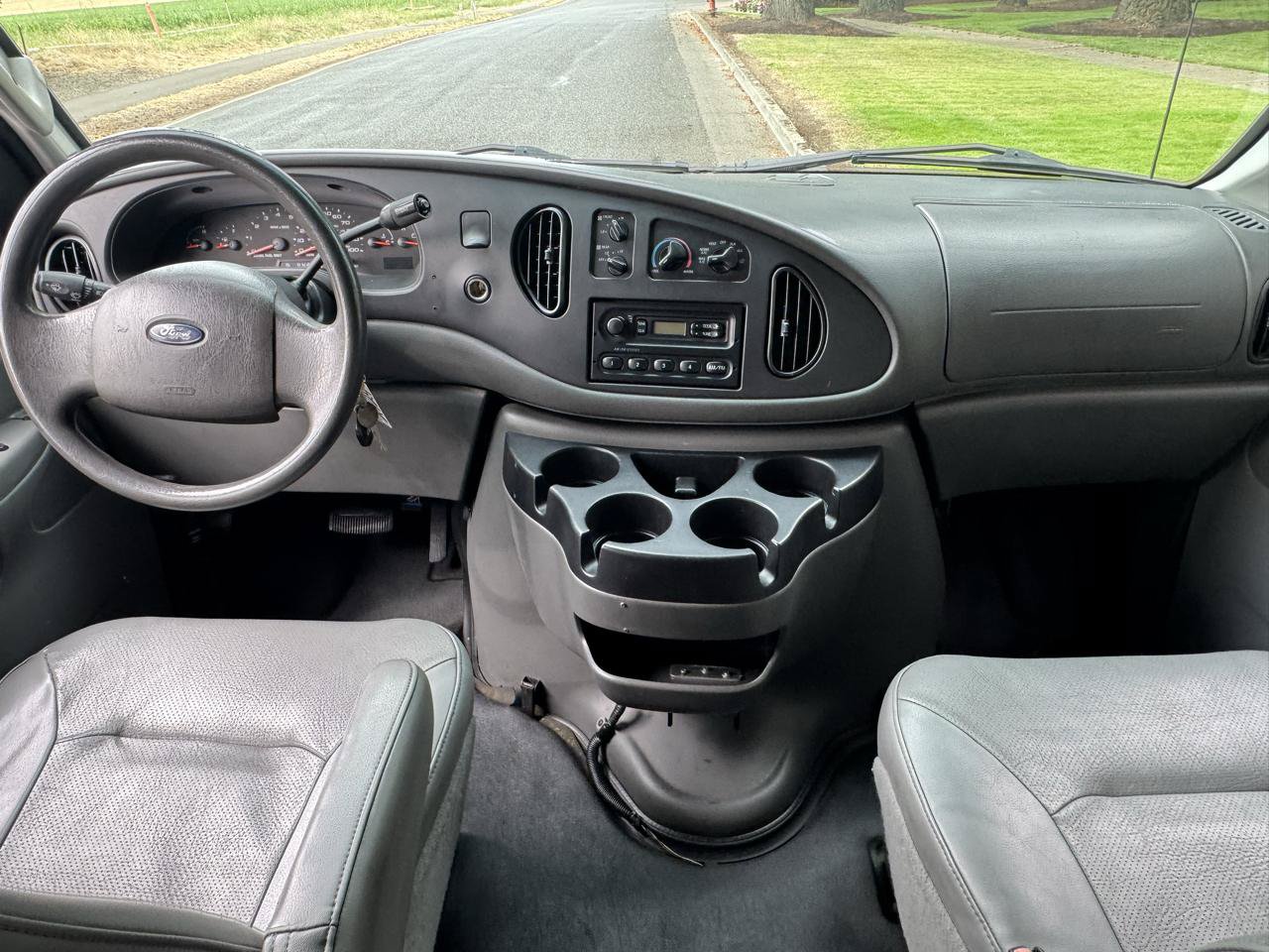 Used 2006 Ford E-350 and Econoline 350 XLT RWD image 16