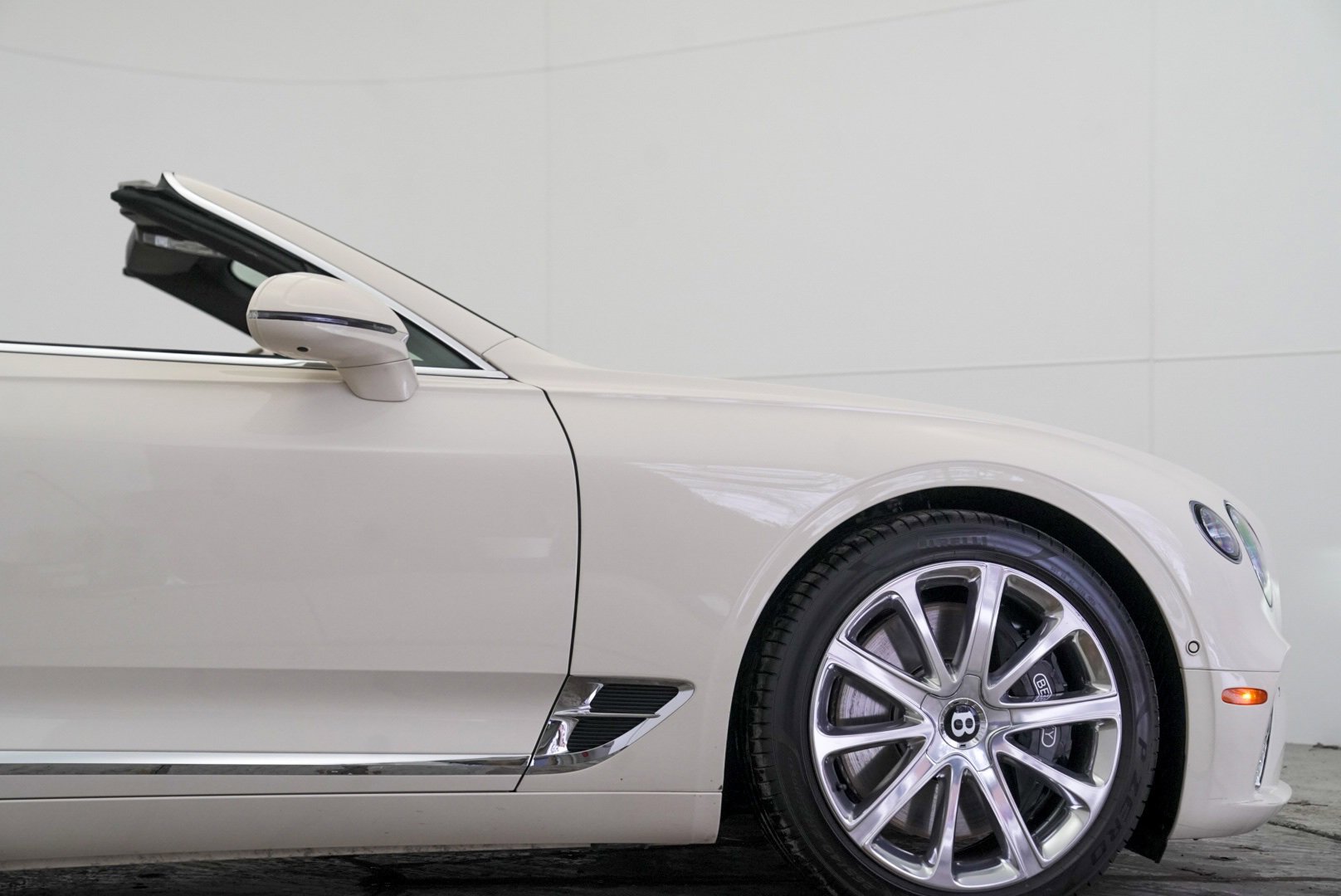Used 2023 Bentley Continental GT Azure image 74