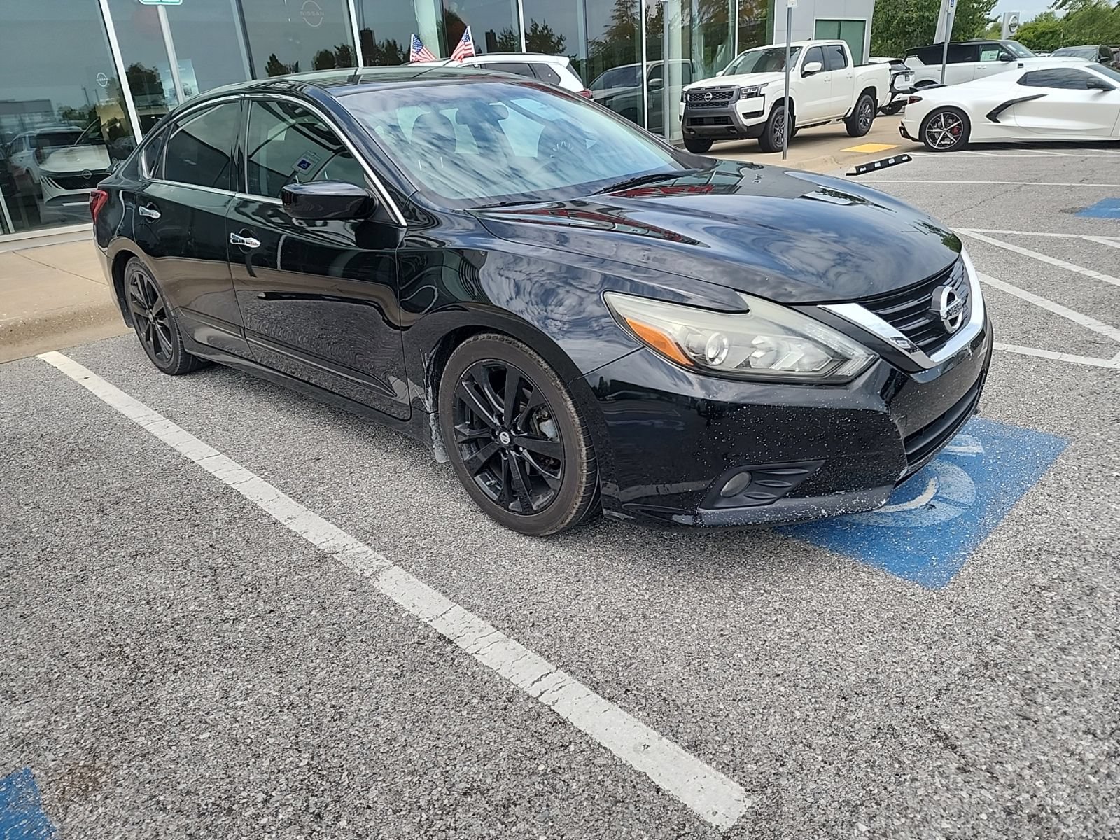 Used 2017 Nissan Altima 2.5 SR w/ Midnight Edition Package FWD image 3