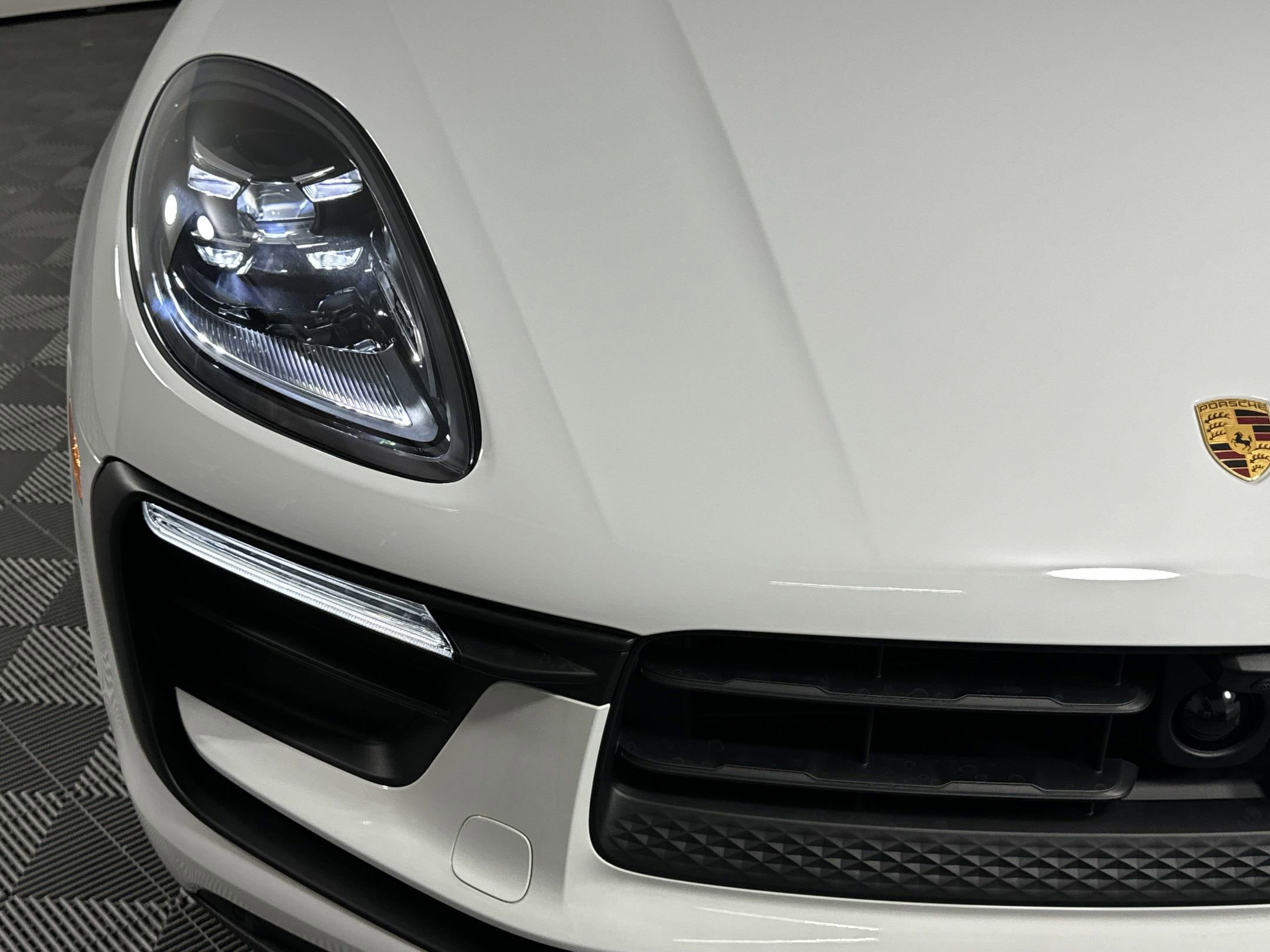 Certified 2025 Porsche Macan image 12