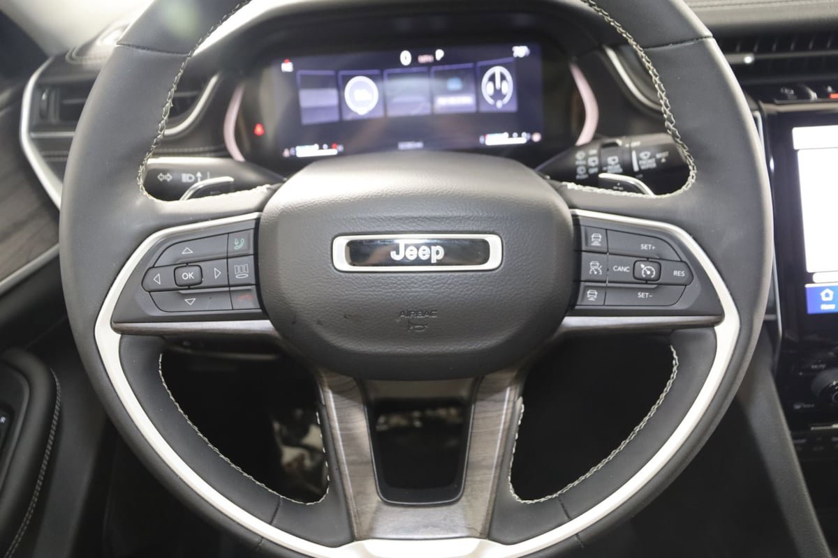 Used 2023 Jeep Grand Cherokee L Limited AWD/4WD image 39