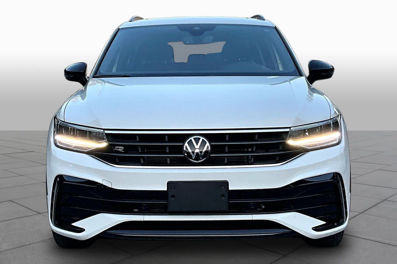 Used 2024 Volkswagen Tiguan SE R-Line AWD/4WD image 4