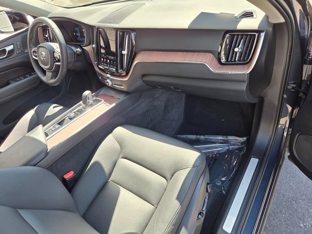 Used 2023 Volvo XC60 B5 Plus AWD/4WD image 22