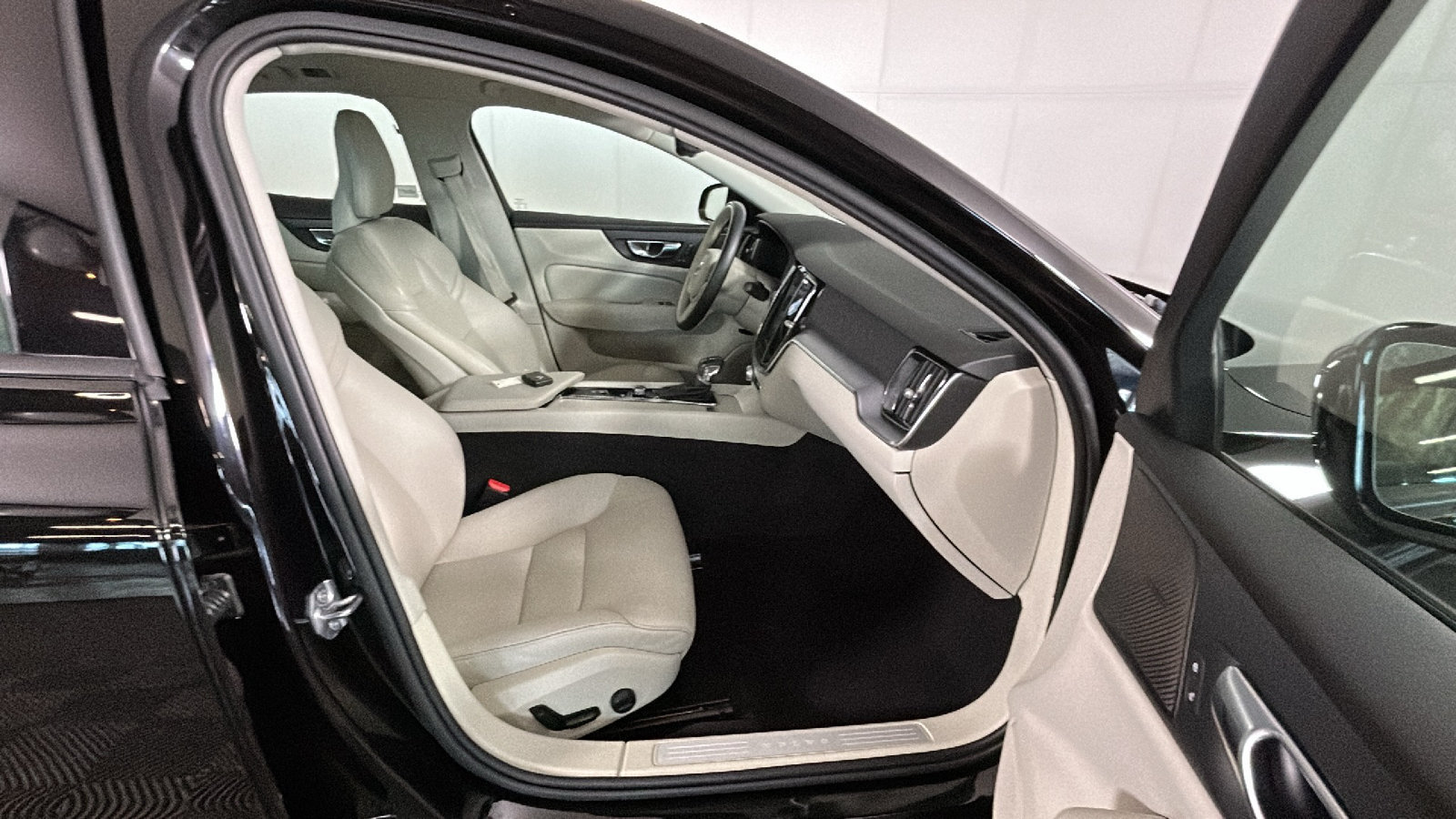 Used 2019 Volvo S60 T5 Momentum w/ Multimedia Package FWD image 36