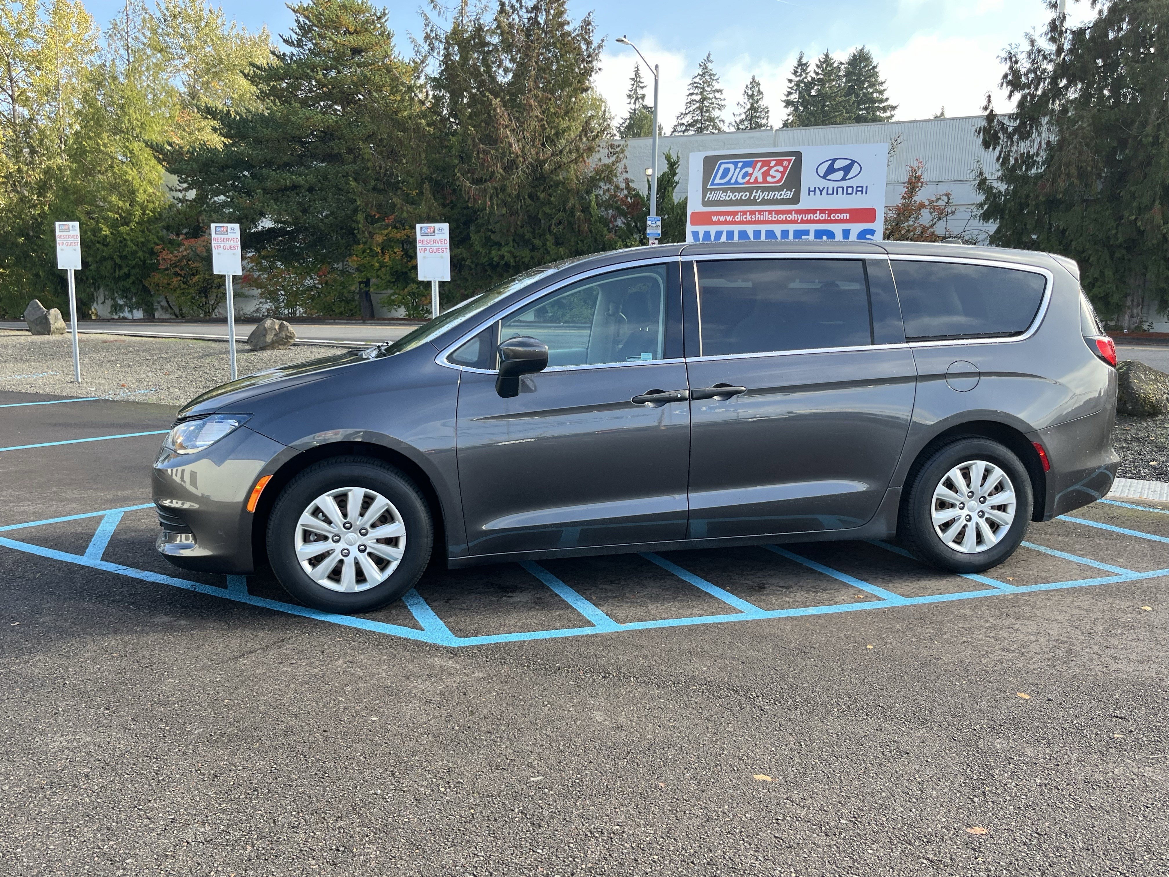 Used 2020 Chrysler Voyager L image 2