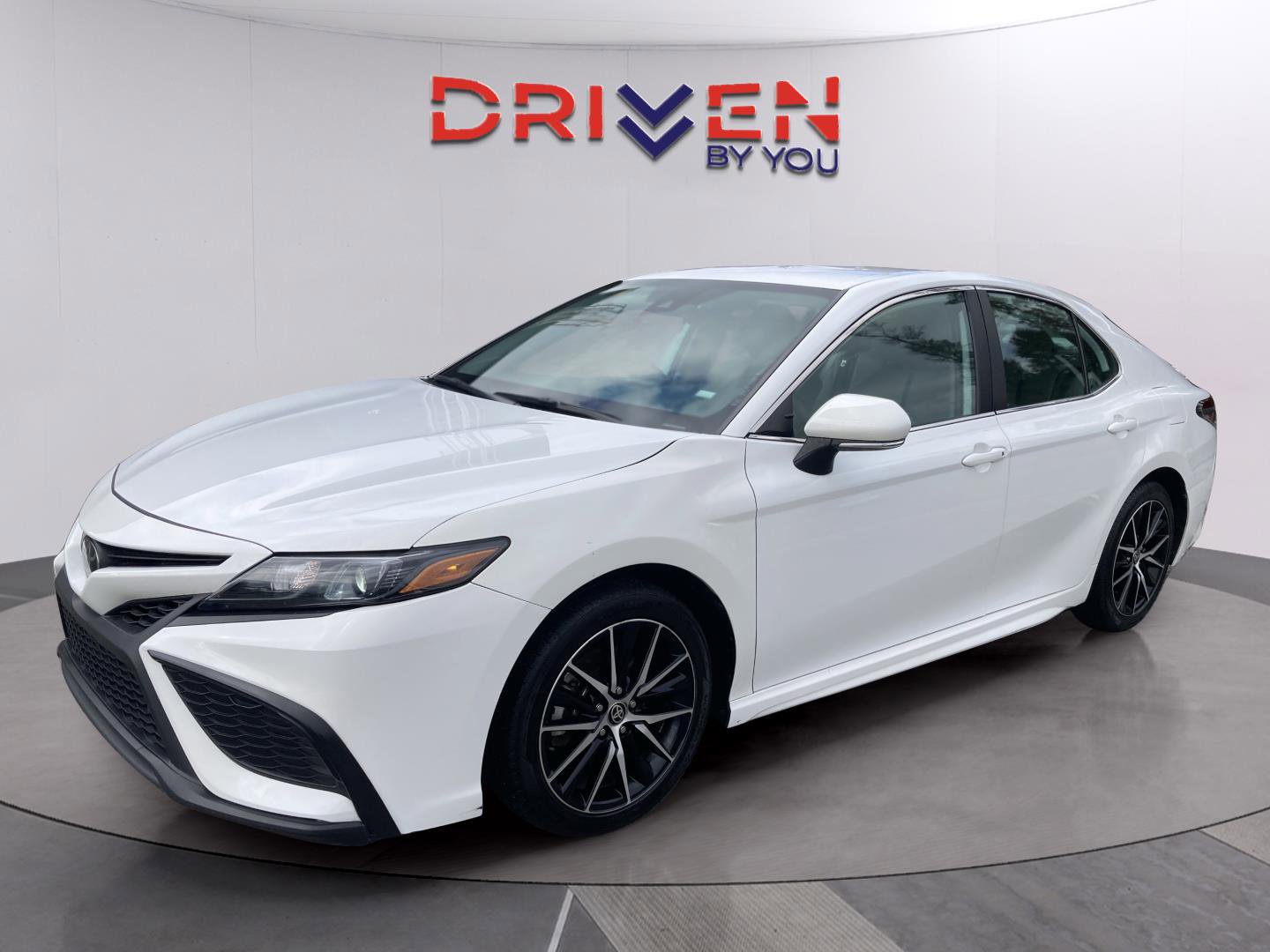 Used 2024 Toyota Camry SE image 2