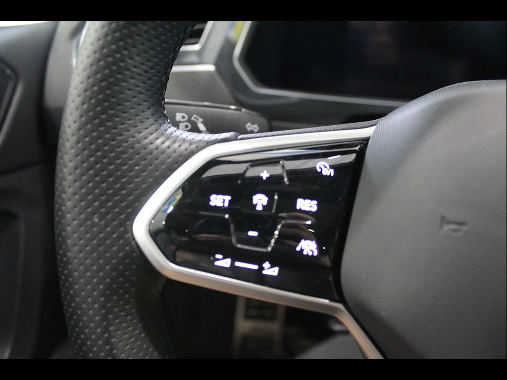 Used 2022 Volkswagen Tiguan SE R-Line AWD/4WD image 25