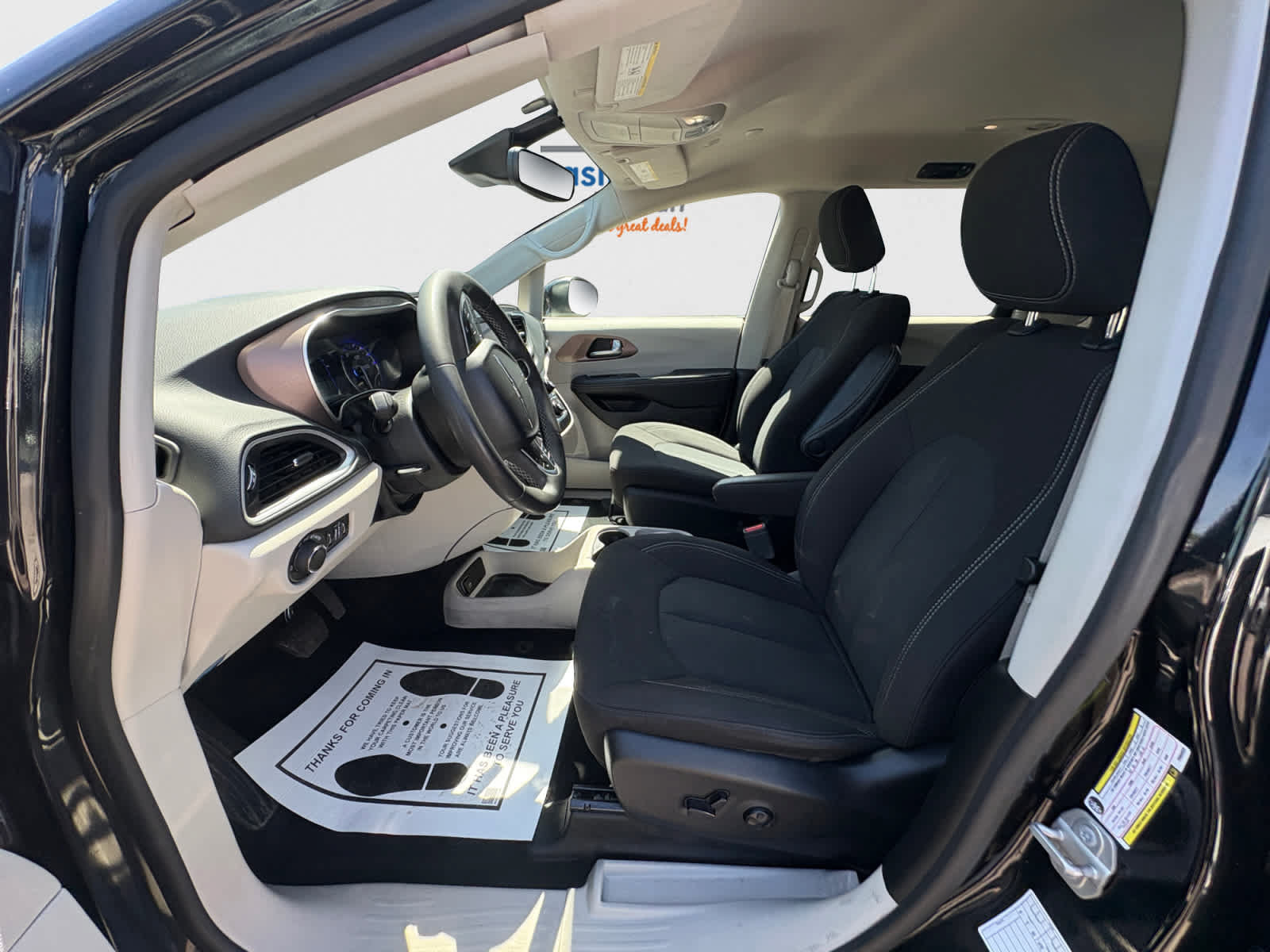Used 2023 Chrysler Voyager LX FWD image 11