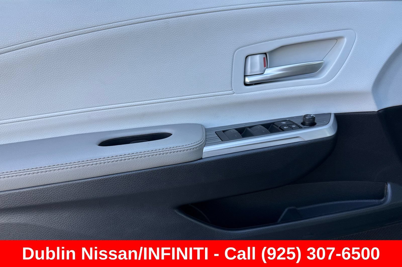 Used 2025 Toyota Sienna XLE FWD image 12