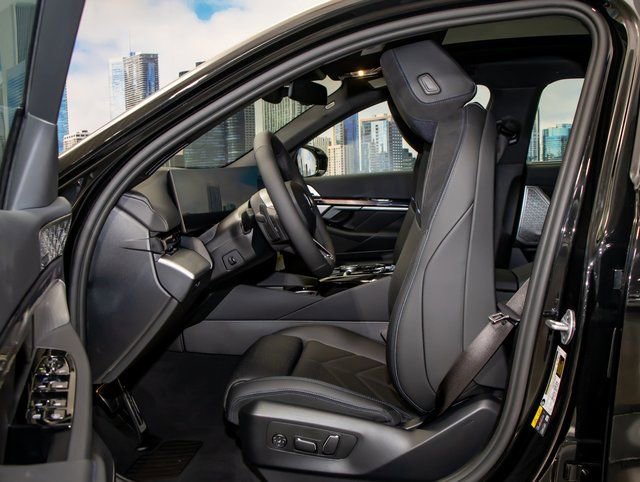 Used 2026 BMW 550e xDrive w/ Premium Package image 20