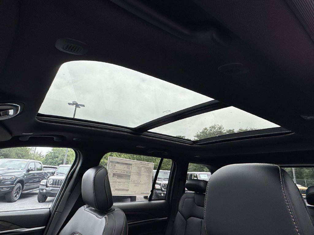 New 2026 Jeep Grand Cherokee Limited AWD/4WD image 4