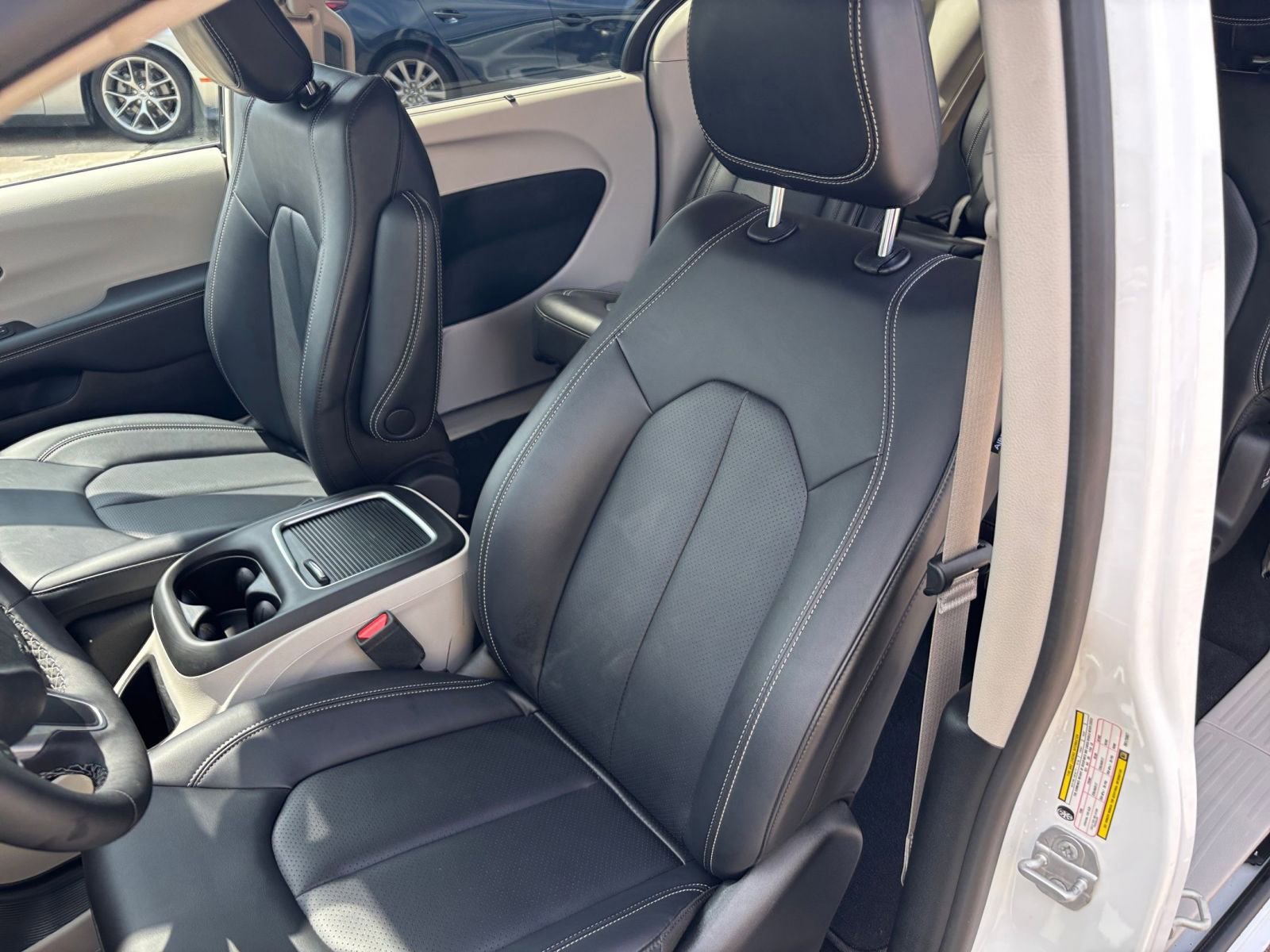 Used 2024 Chrysler Pacifica Touring-L image 36