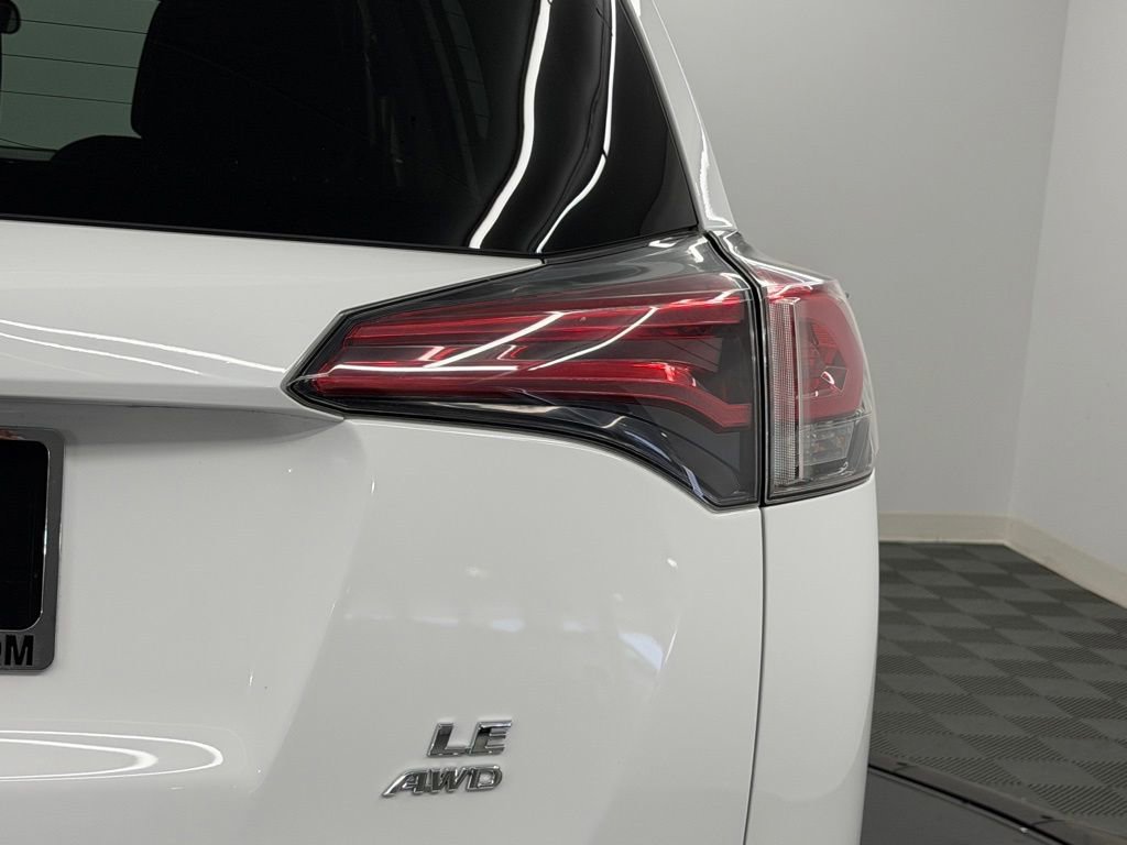 Used 2018 Toyota RAV4 LE AWD/4WD image 14