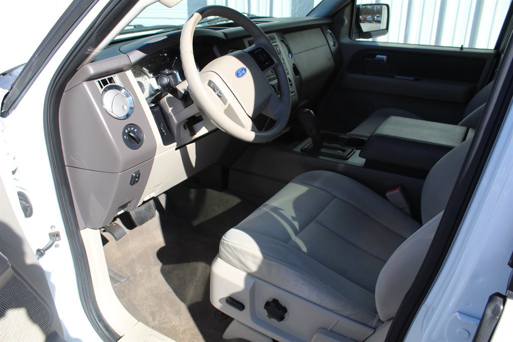 Used 2011 Ford Expedition EL XLT image 6