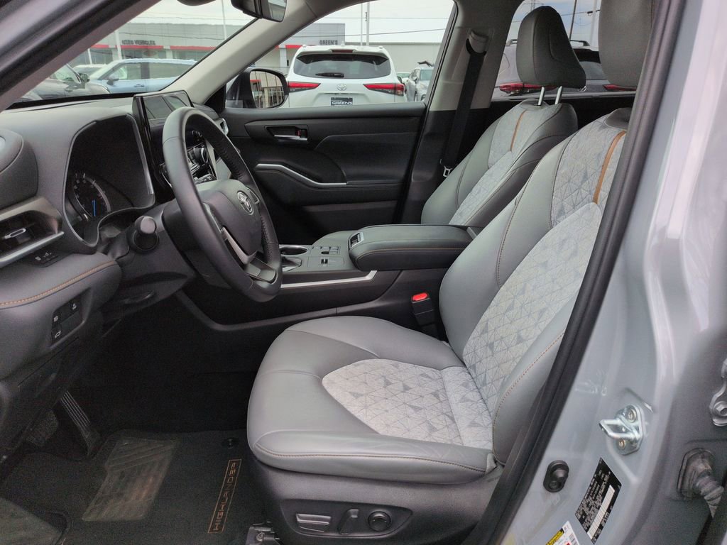 Used 2023 Toyota Highlander Bronze Edition image 9