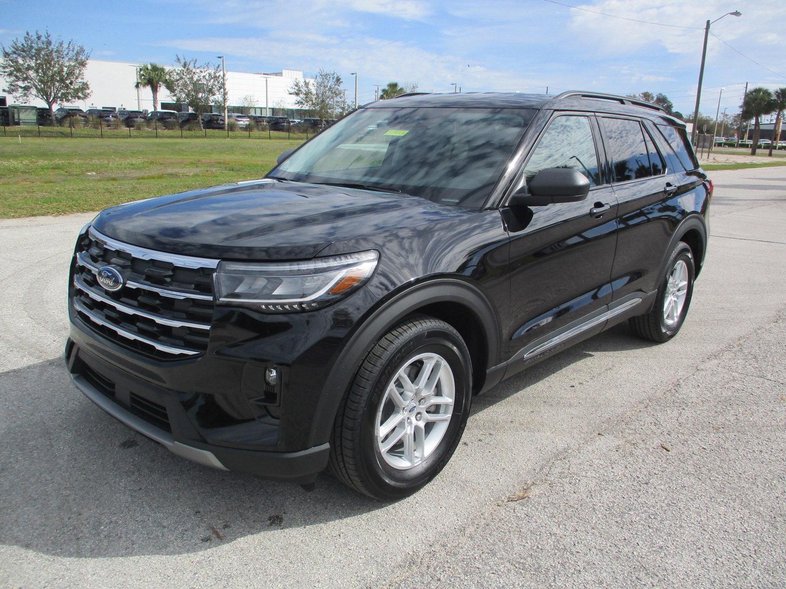 New 2025 Ford Explorer Active w/ Active Comfort Package image 3