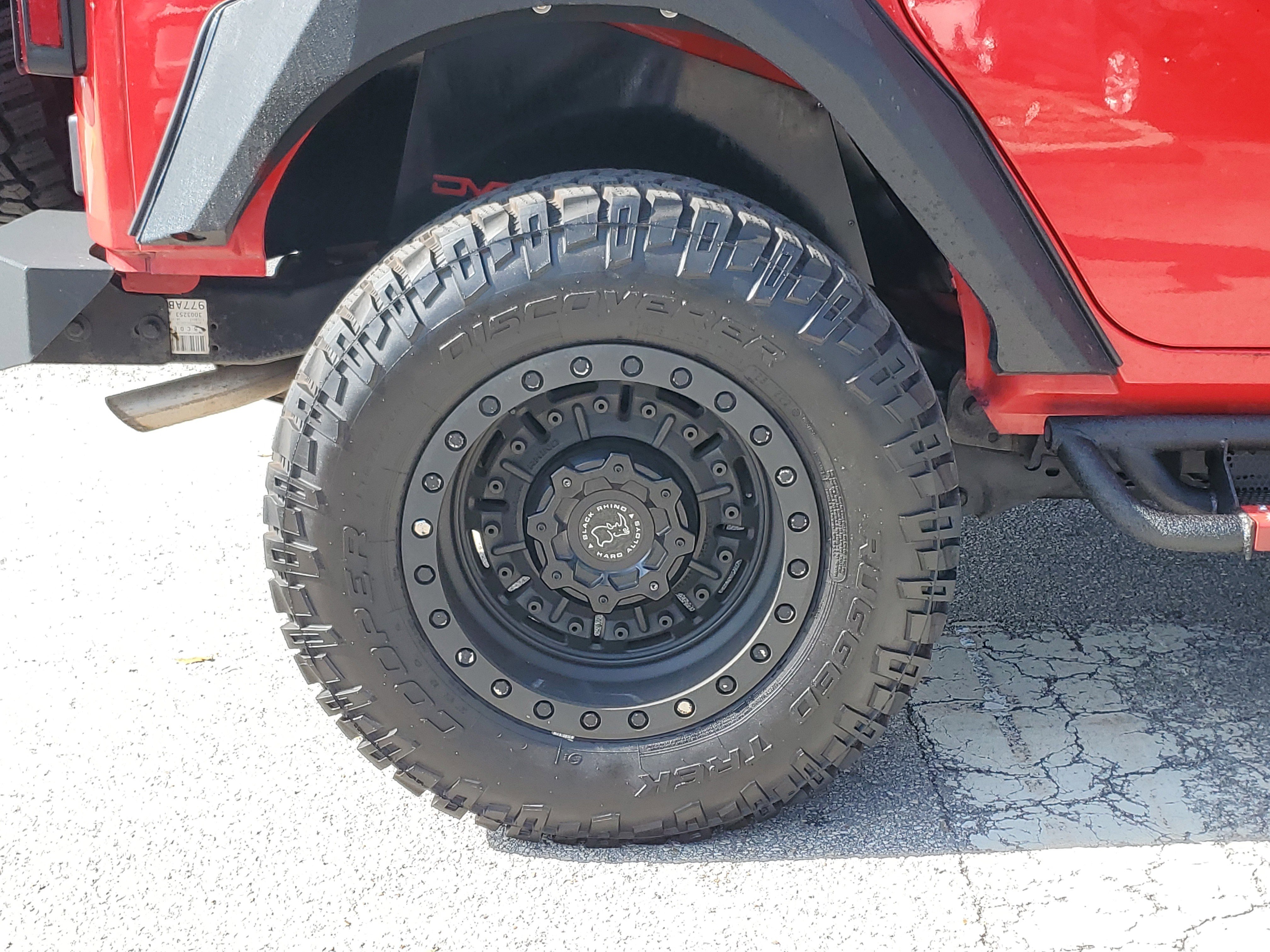 Used 2017 Jeep Wrangler Unlimited Sahara w/ Connectivity Group image 7