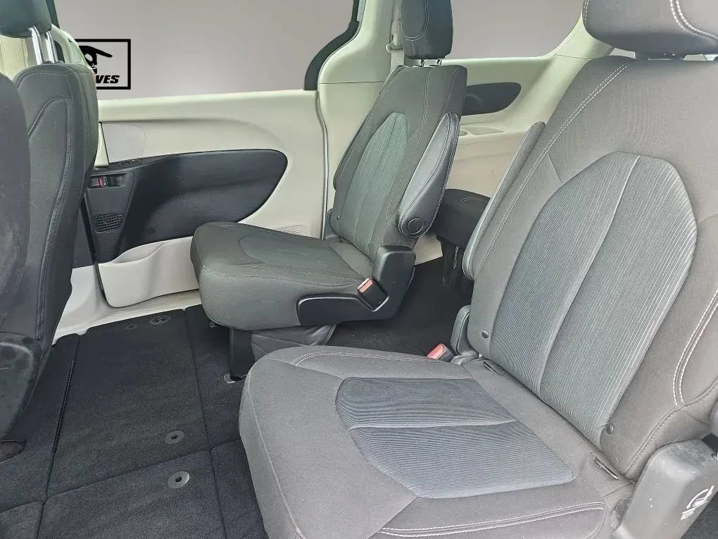 Used 2022 Chrysler Voyager LX FWD image 10