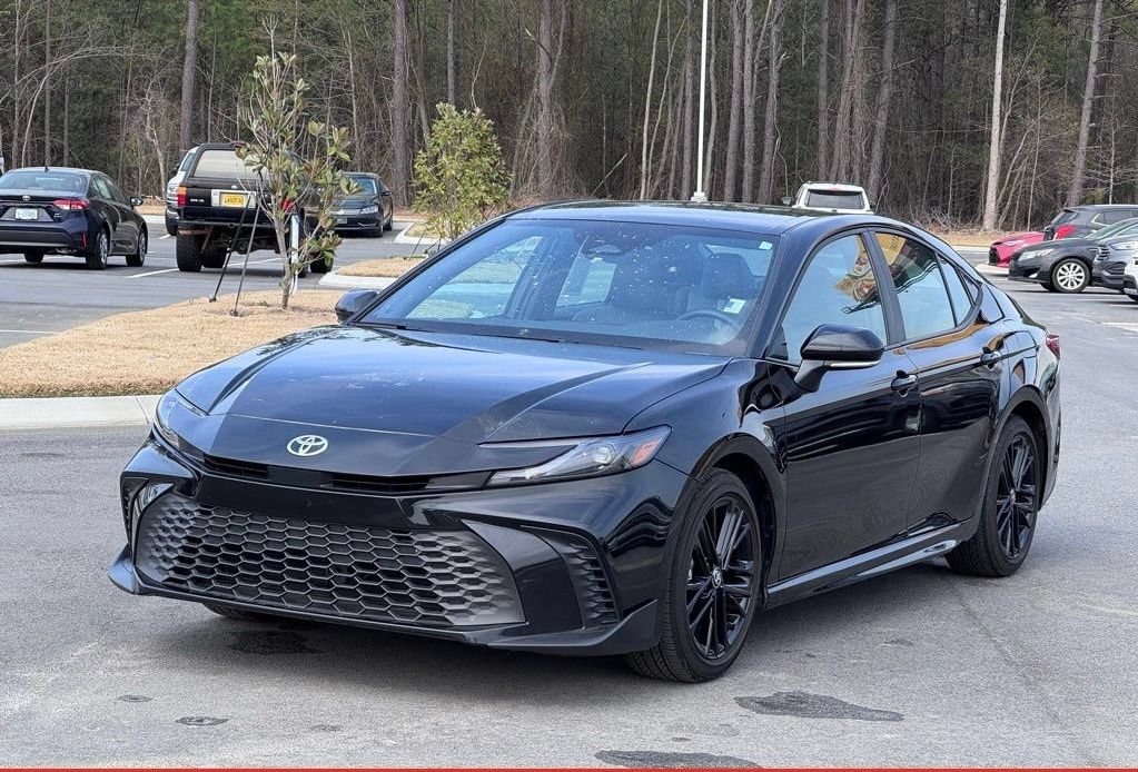 Used 2025 Toyota Camry SE FWD image 2