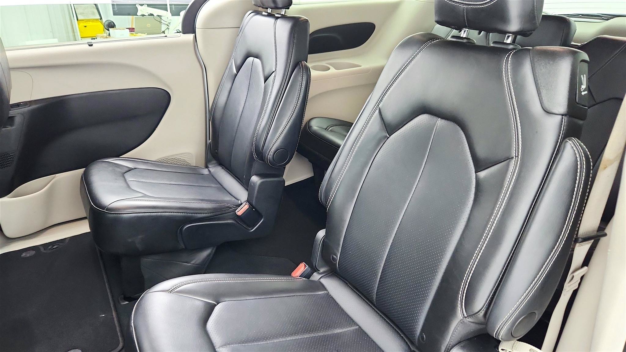 Used 2024 Chrysler Pacifica Touring-L FWD image 16