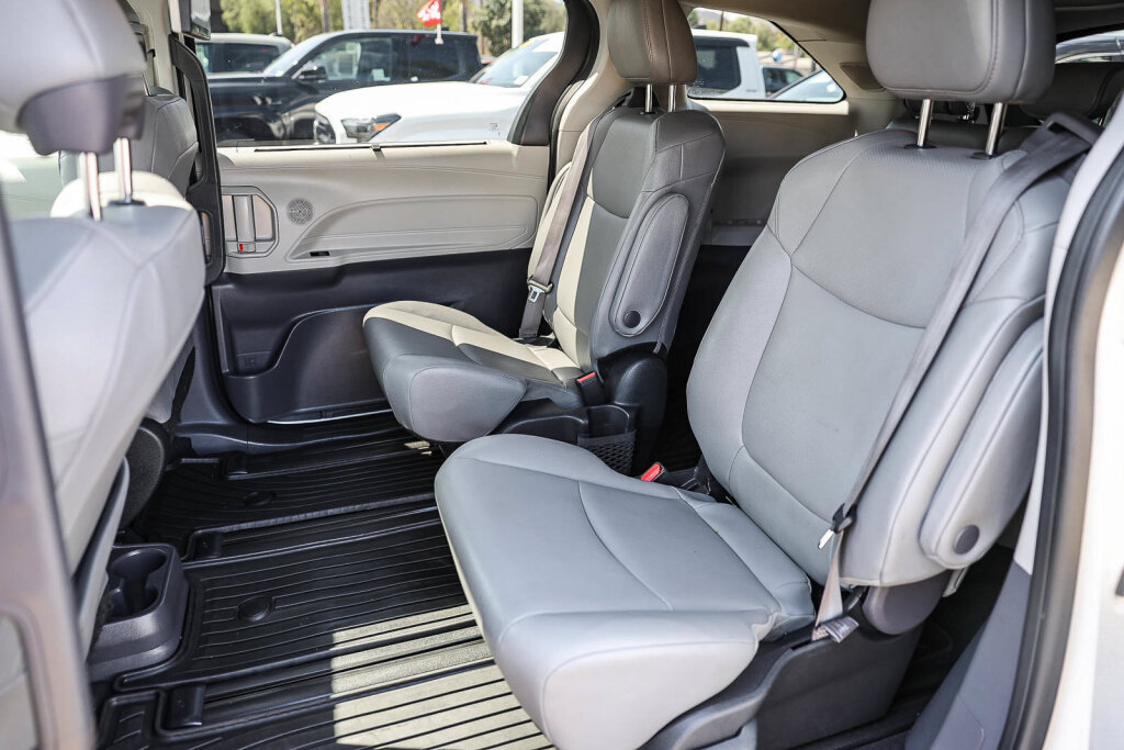 Used 2024 Toyota Sienna XLE w/ XLE Plus Package AWD/4WD image 11