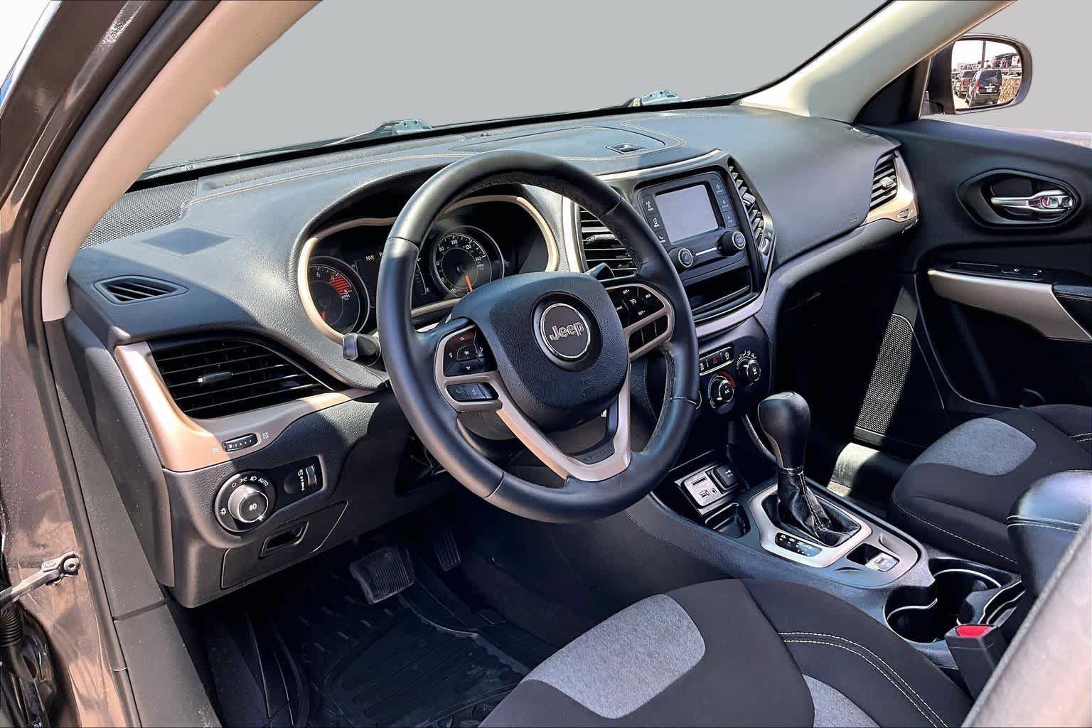 Used 2018 Jeep Cherokee Latitude w/ Altitude Package FWD image 16