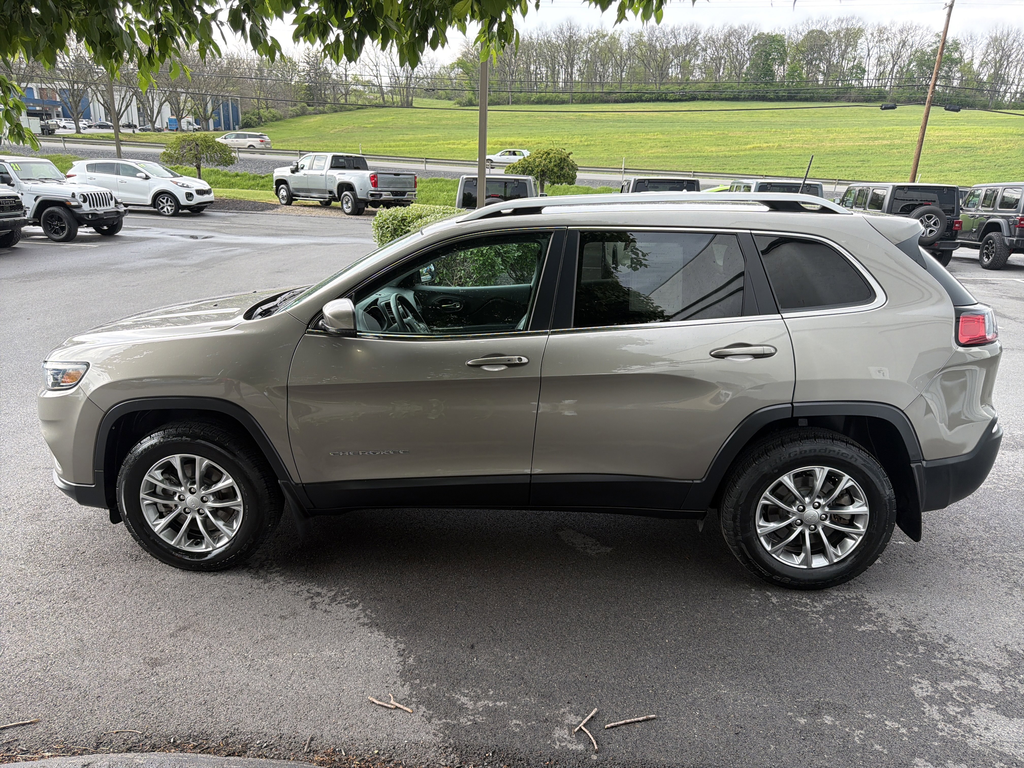 Used 2019 Jeep Cherokee Latitude Plus w/ Comfort/Convenience Group AWD/4WD image 9