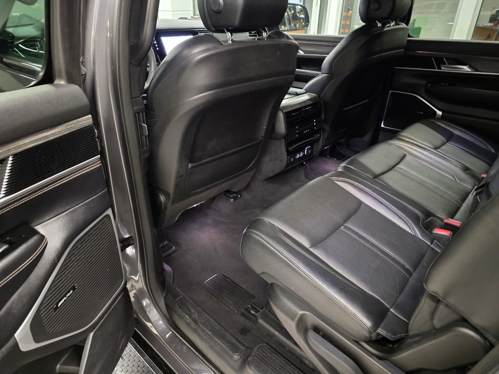 Used 2023 Jeep Wagoneer L Series III w/ Preferred Equipment Group image 33