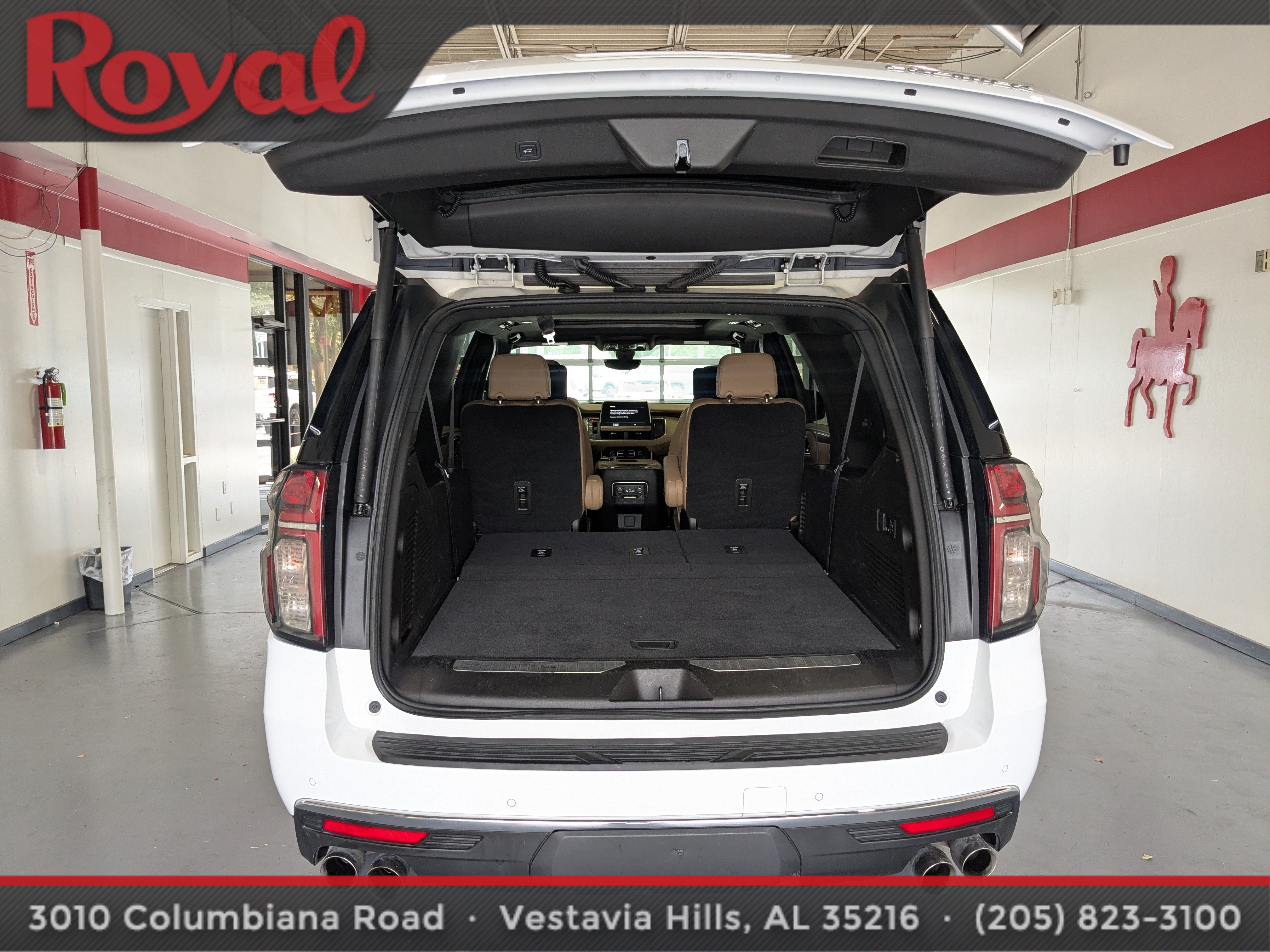 Used 2021 Chevrolet Suburban Premier w/ Premium Package RWD image 14