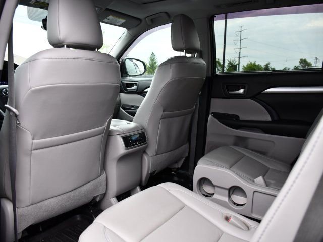 Used 2019 Toyota Highlander XLE FWD image 17