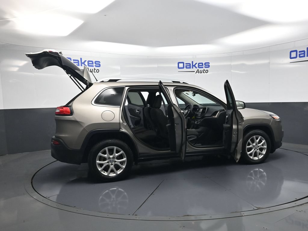 Used 2017 Jeep Cherokee Latitude w/ Cold Weather Group FWD image 50