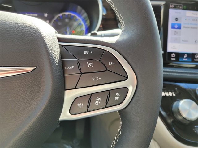 New 2024 Chrysler Pacifica Limited w/ Uconnect Theater Family Group image 17
