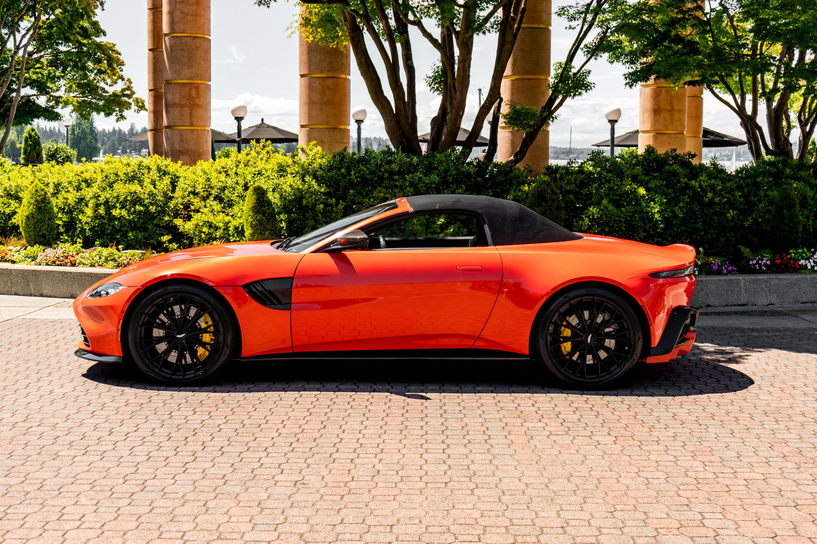 Used 2023 Aston Martin V8 Vantage Roadster RWD image 31