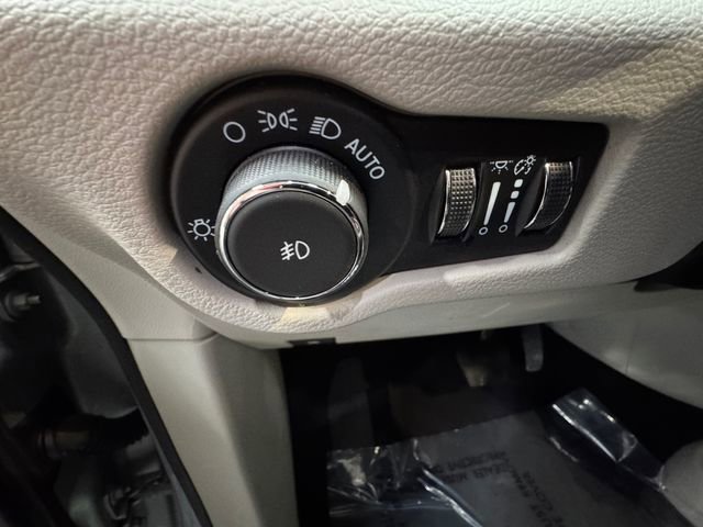 Used 2024 Chrysler Pacifica Touring-L FWD image 22