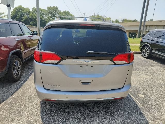 Used 2018 Chrysler Pacifica Touring-L FWD image 8