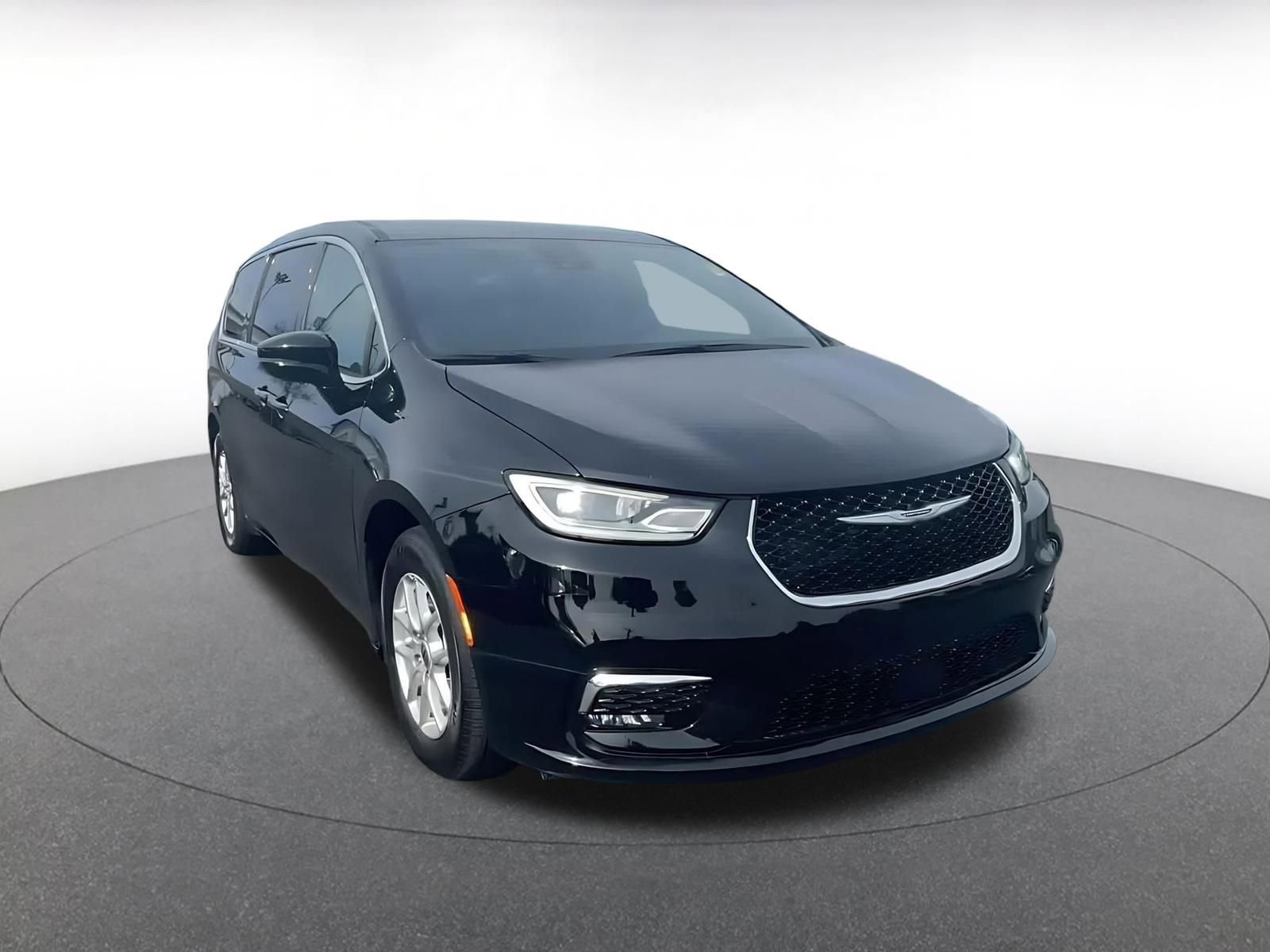 Used 2025 Chrysler Pacifica Select image 3