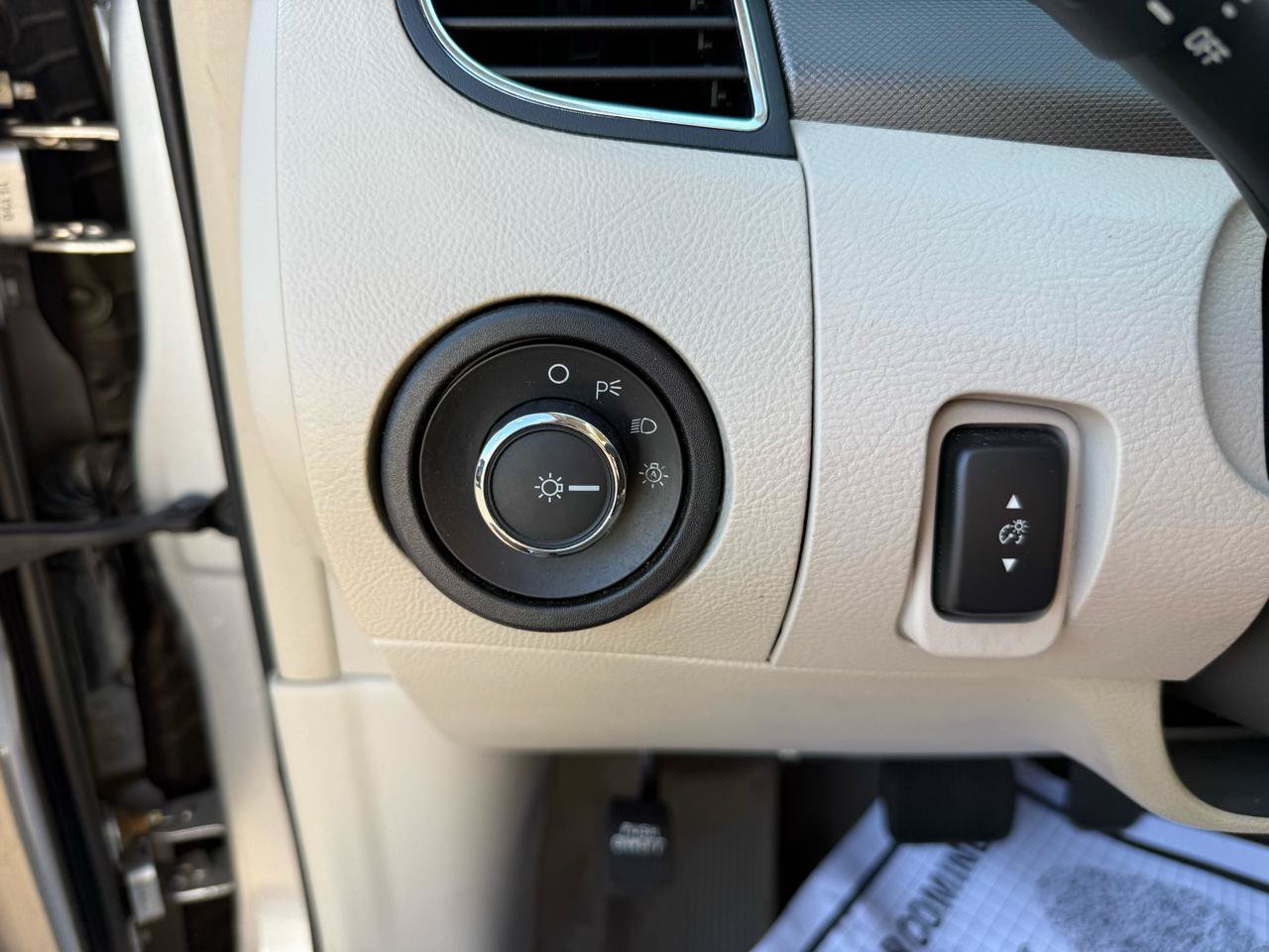 Used 2011 Ford Taurus SE FWD image 16