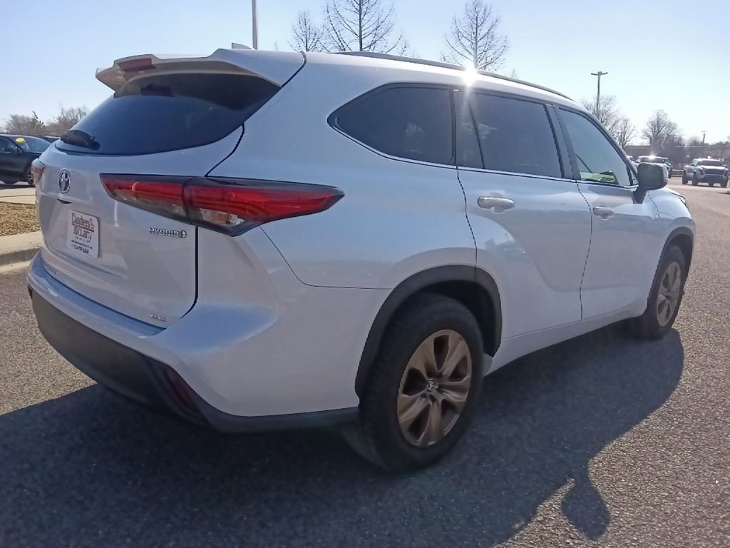 Used 2023 Toyota Highlander Bronze Edition image 3