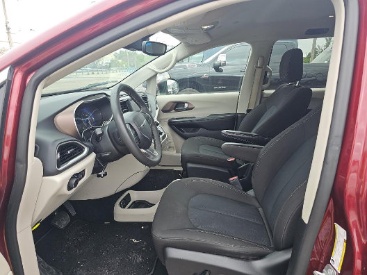 Used 2023 Chrysler Voyager LX FWD image 6