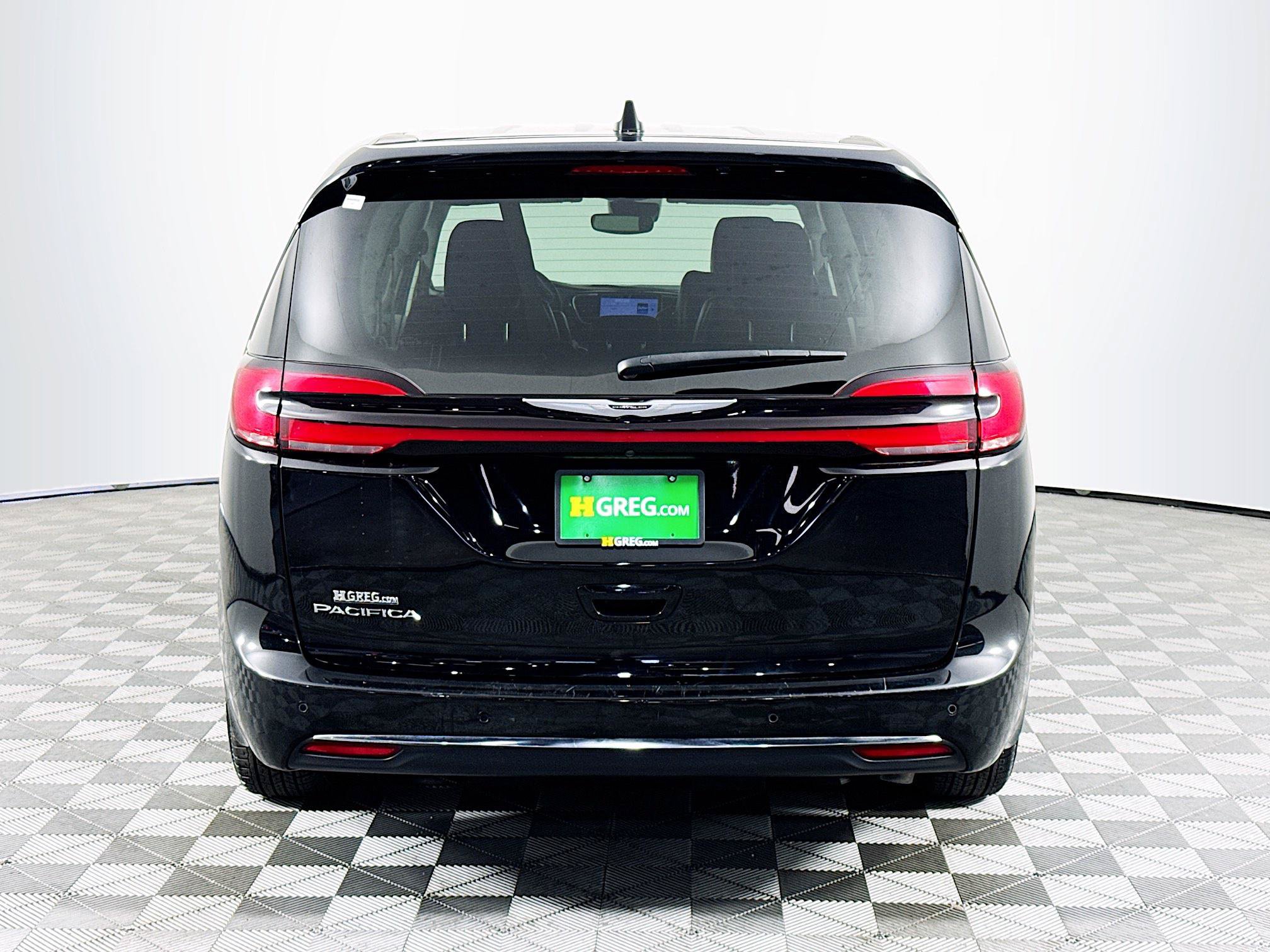 Used 2024 Chrysler Pacifica Touring-L FWD image 8