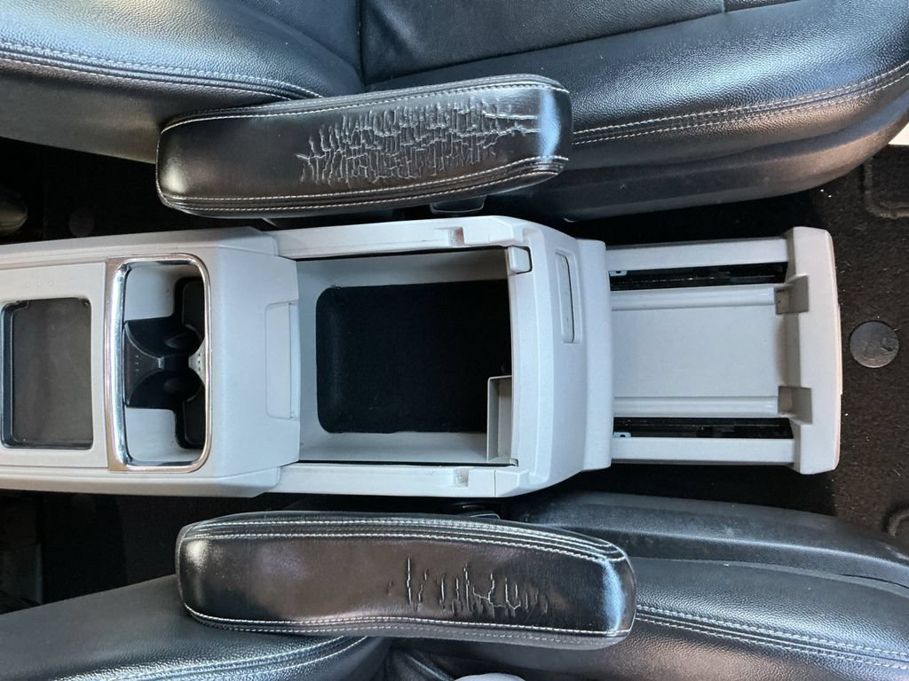 Used 2016 Chrysler Town & Country Touring FWD image 28
