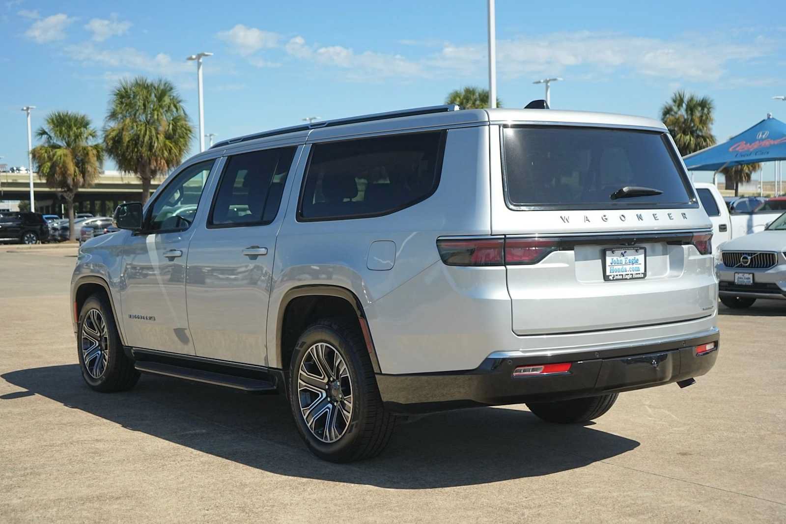 Used 2024 Jeep Wagoneer L Series II w/ Flexible Seating Group AWD/4WD image 4